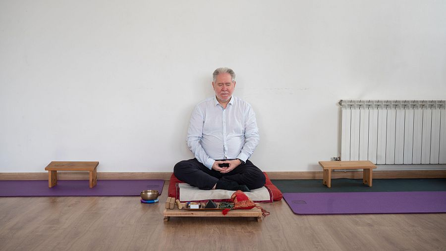 Xavier Guix assegut al terra amb un coixí meditant