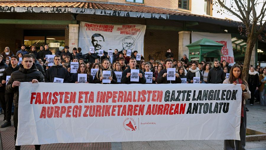 Concentración convocada por Gazte Koordinadora Sozialista (GKS) para protestar por la visita de Felipe VI a Gernika.