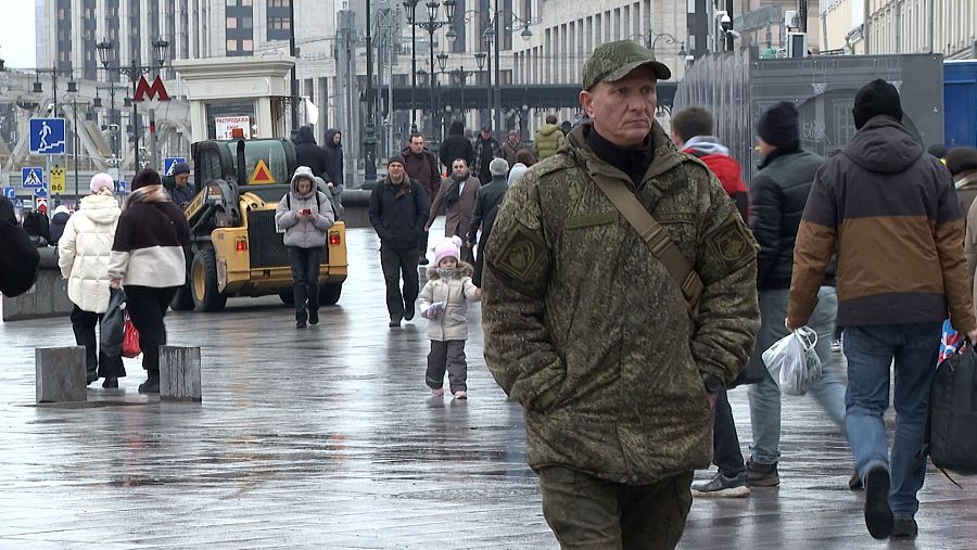 Un militar ruso cerca de la estación de tren de Kazanski