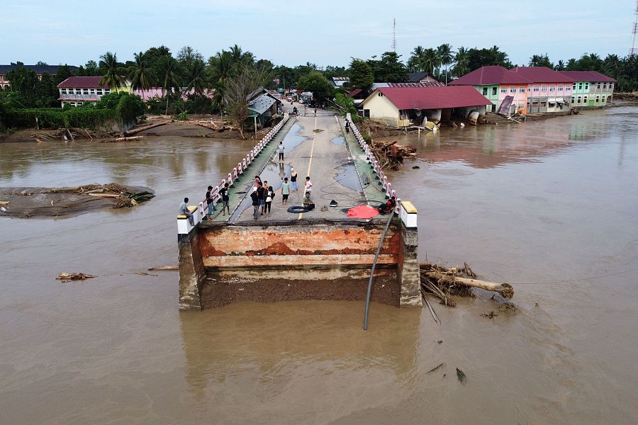 Puente destruido por las inundaciones en una aldea afectada por las riadas en la zona de Meureudu, Aceh, Indonesia.