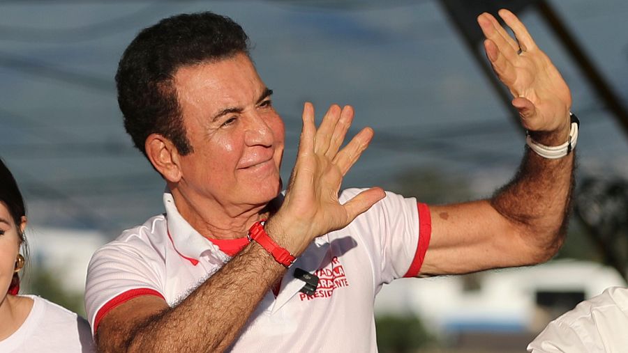 El candidato a la presidencia de Honduras por el Partido Liberal, Salvador Nasralla, saluda durante una caravana como parte del cierre de su campaña electoral