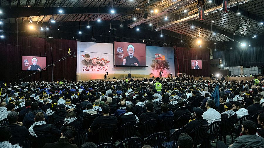 Imagen del acto celebrado por Hizbulá en el que ha hablado su líder, Naim Qassem (en la pantalla)