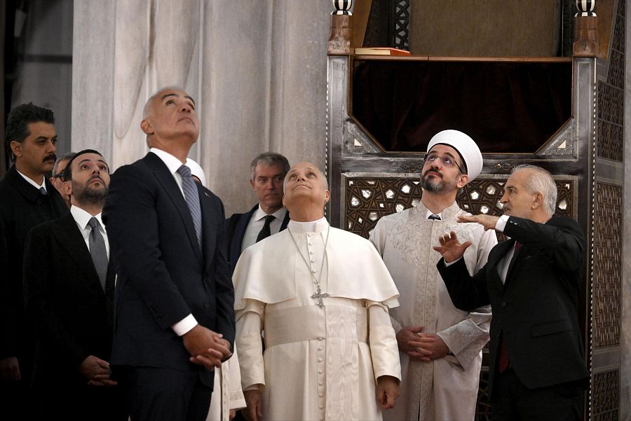 León XIV contempla la Mezquita Azul desde dentro