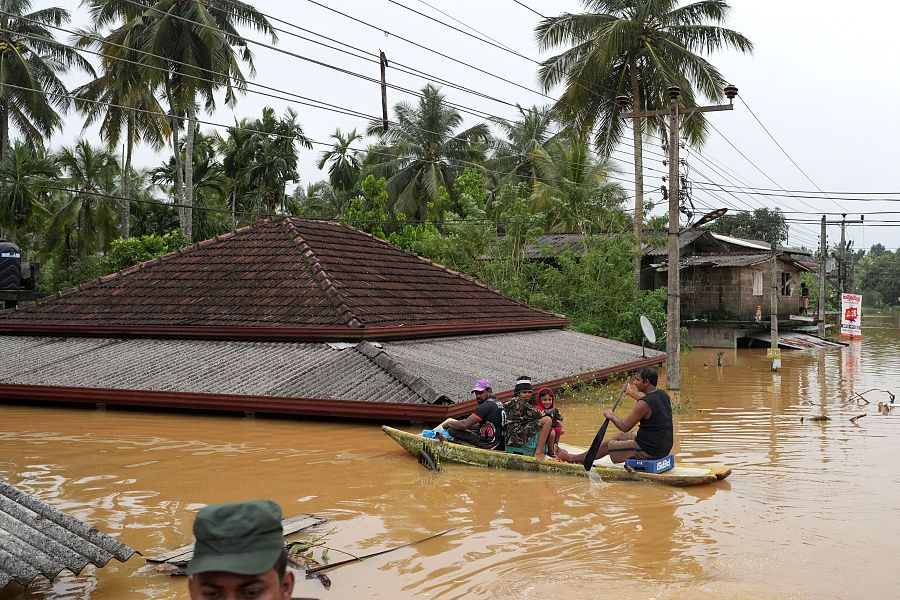 La gente viaja en barco por una zona inundada tras las fuertes lluvias caídas en Malwana, Sri Lanka