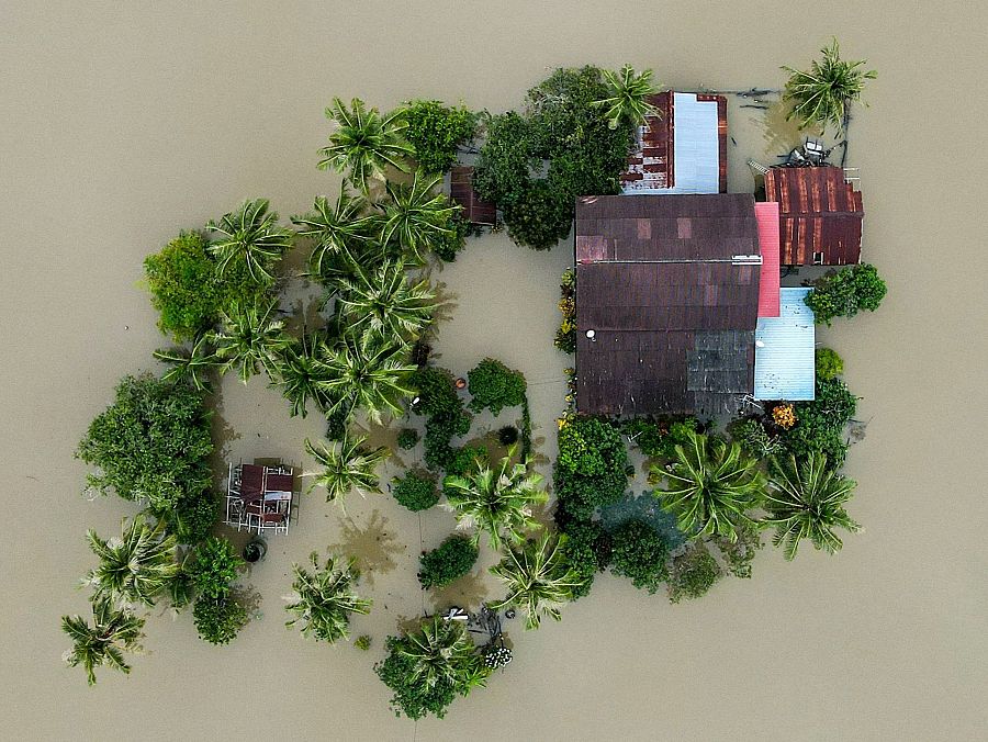 Vista aérea muestra una casa rodeada por las aguas de la inundación en Kangar, en el estado de Perlis, al norte de Malasia