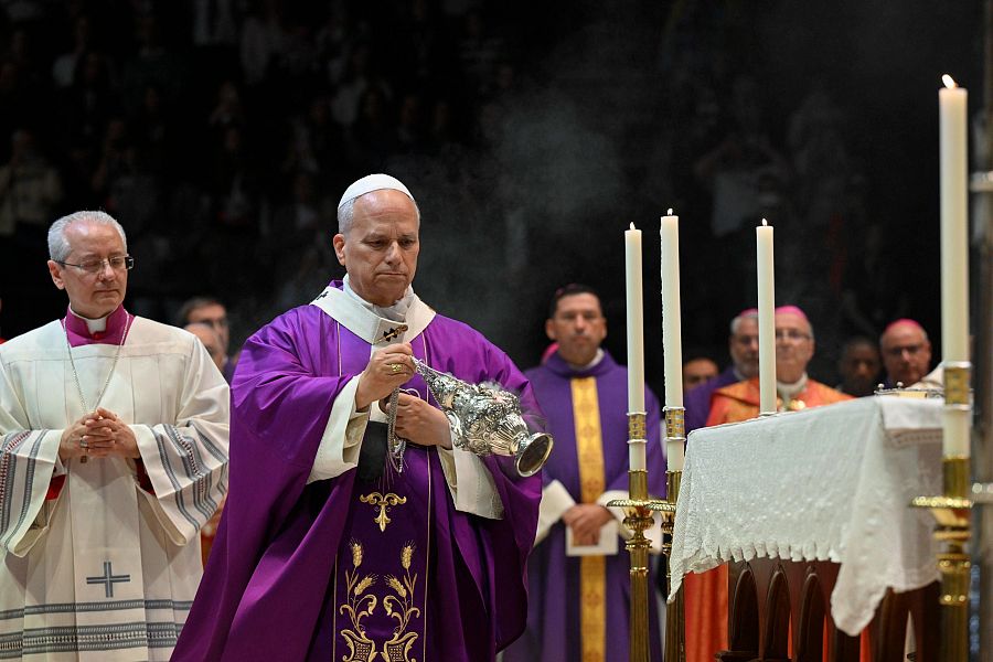 El papa León XIV (2-L) celebra una misa en Estambul