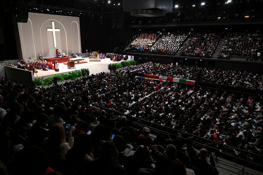 León XIV celebra una misa en el palacio de deportes Volkswagen Arena de Estanbul