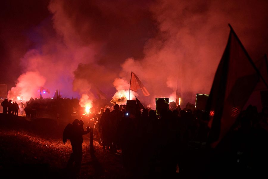 Cientos de manifestantes encienden bengalas durante una protesta matutina contra la convención de AfD