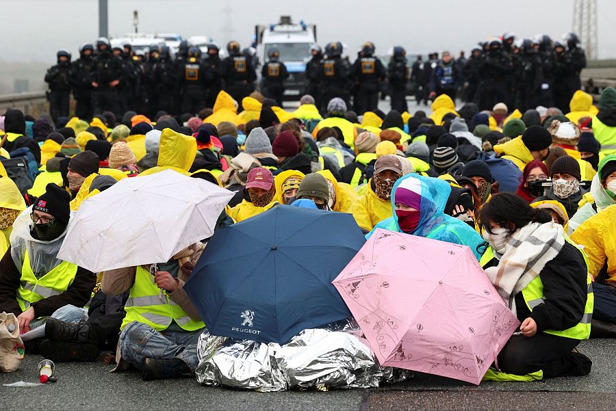 La gente bloquea una autopista para impedir la fundación de una nueva organización juvenil de AfD en Giessen