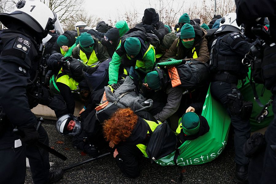 Activistas se enfrentan con miembros de la policía durante una protesta para bloquear la fundación de la nueva organización juvenil de AfD, en Giessen