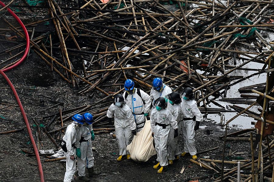 El equipo de emergencia trabajando en el lugar del mortal incendio ocurrido el miércoles en Wang Fuk Court, Hong Kong