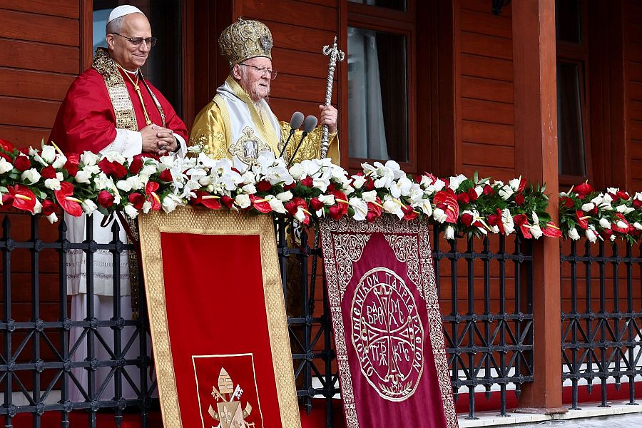 El papa León XIV al término de un servicio religioso cristiano conjunto con el patriarca ecuménico Bartolomé I, en la iglesia patriarcal de San Jorge