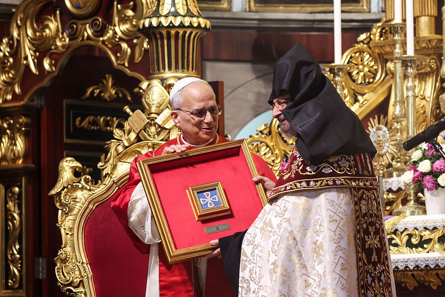 El papa León XIV recibe un regalo del jefe del Patriarcado armenio en Turquía en la Catedral Apostólica Armenia