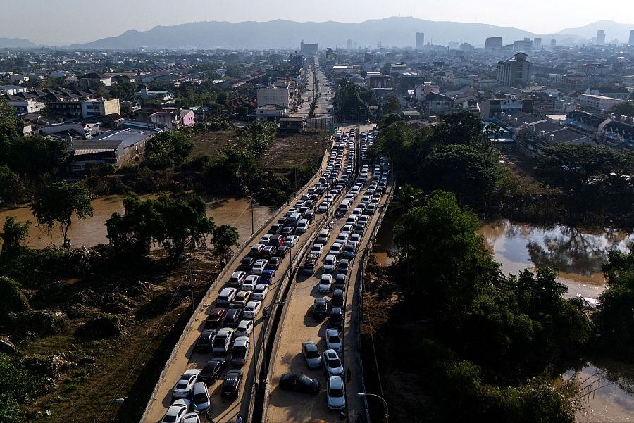 Tráfico bloqueado por vehículos aparcados en una carretera para escapar de las inundaciones en el distrito de Hat Yai, provincia de Songkhla, Tailandia