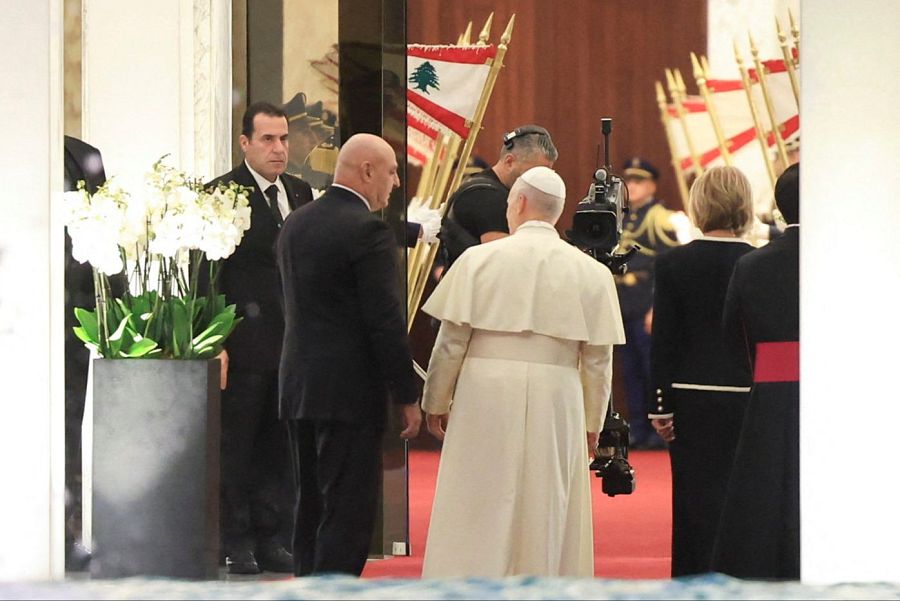 El papa León XIV es recibido por el presidente libanés Joseph Aoun y su esposa Nehmat Nehmeh