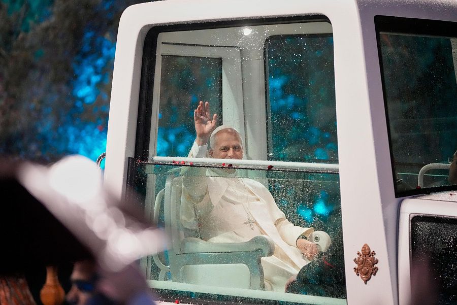 El papa León XIV saluda al llegar a la ceremonia de bienvenida en el palacio presidencial