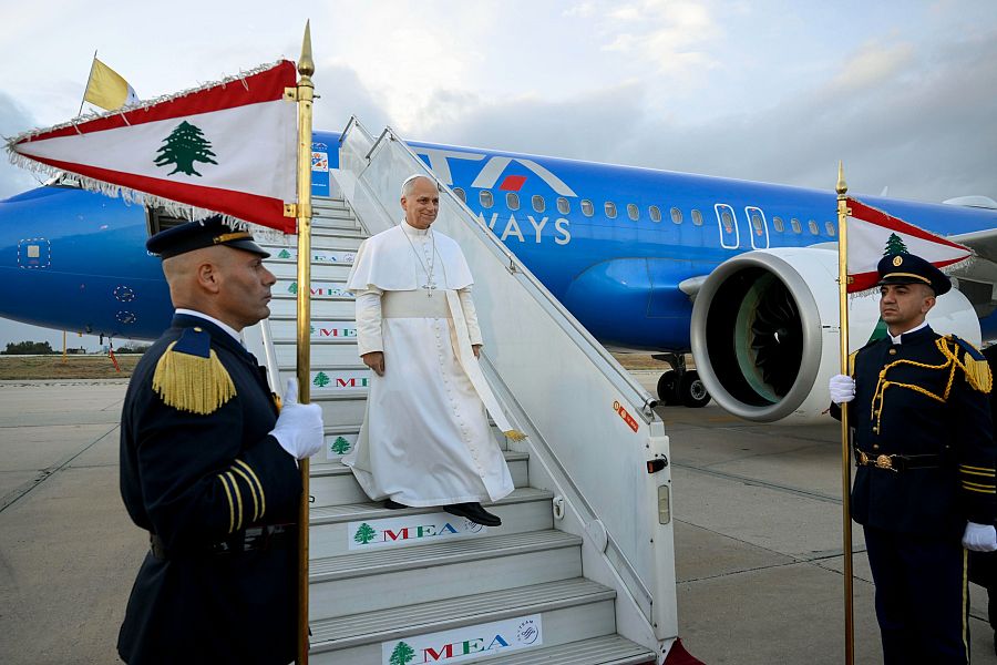 León XIV bajando del avión durante una ceremonia de bienvenida en el Aeropuerto Internacional de Beirut