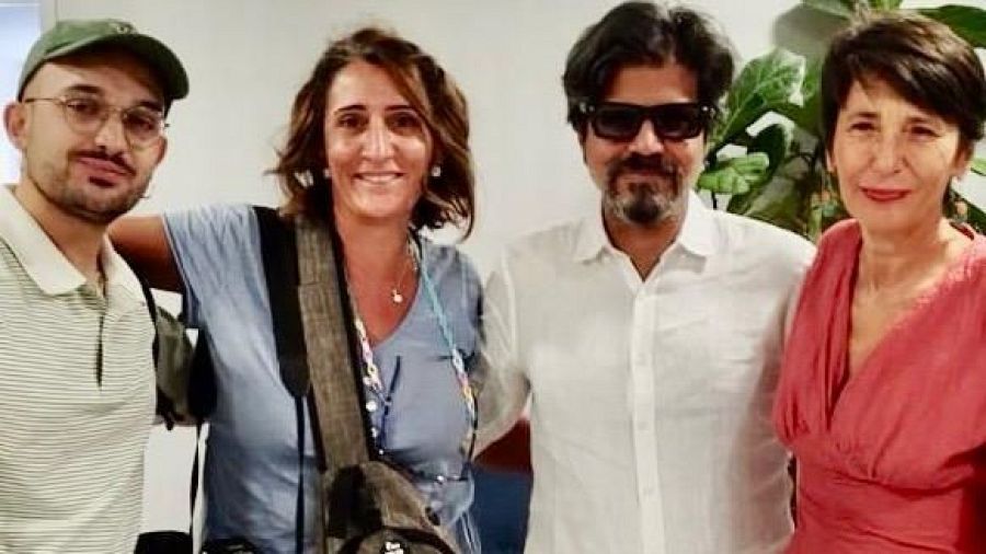 Pankaj Mishra, junto al equipo de TVE que le realizó la entrevista