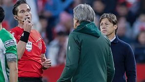 El derbi sevillano, suspendido temporalmente por el lanzamiento de objetos desde la grada