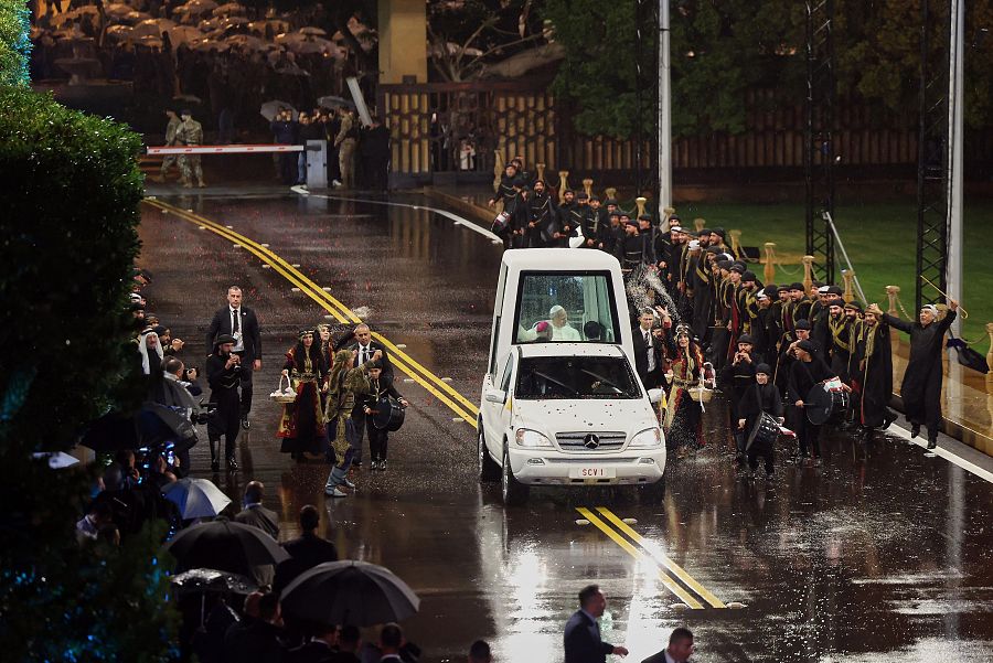Bailarines libaneses, vestidos con trajes típicos, interpretan la danza tradicional libanesa para dar la bienvenida al papa León XIV