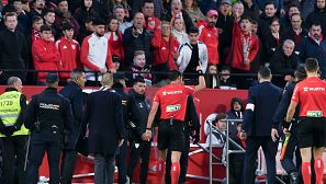 El colegiado Munuera Montero decide parar el Sevilla -Betis