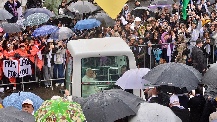León XIV llega en papamóvil al monasterio de San Marón en Annaya, Líbano, saludado por centenares de fieles