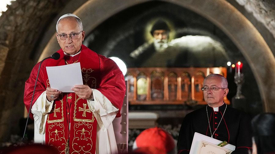 El papa da su discurso en la gruta donde se encuentra la tumba de San Charbel, en Annaya, Líbano, mientras los fieles lo siguen por pantalla en el exterior
