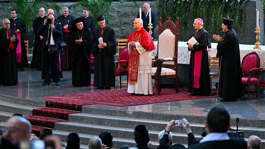 El papa, en el santuario de Nuestra Señora de Líbano, en Harissa, en un encuentro con el clero local y seglares.