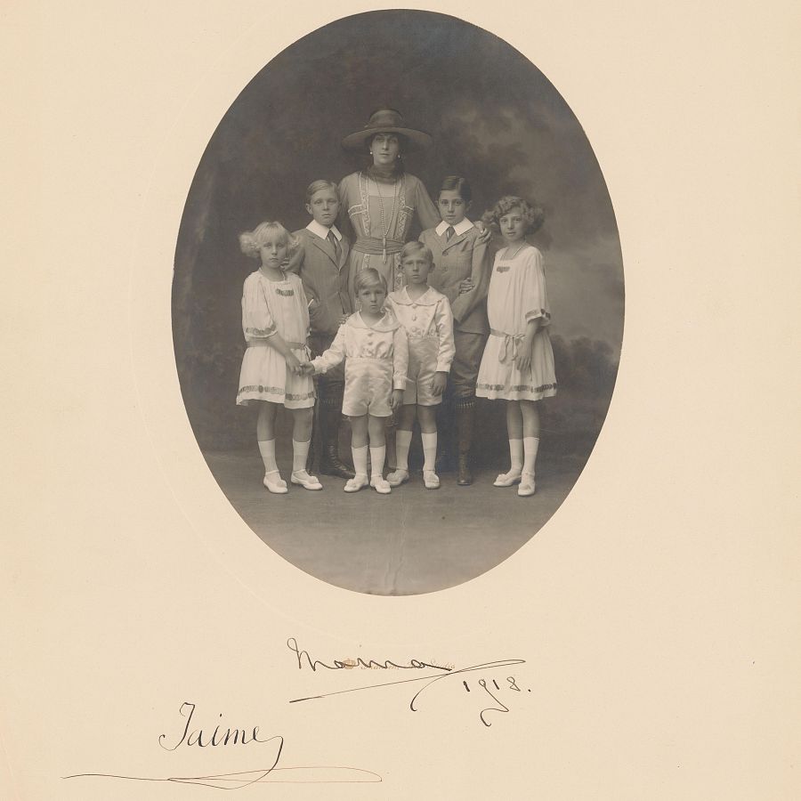 Victoria Eugenia con sus seis hijos