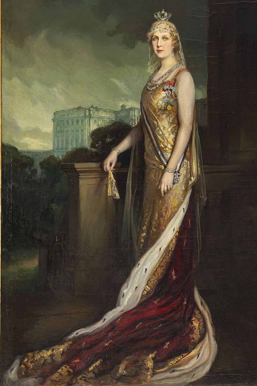 Victoria Eugenia con manto de armiño