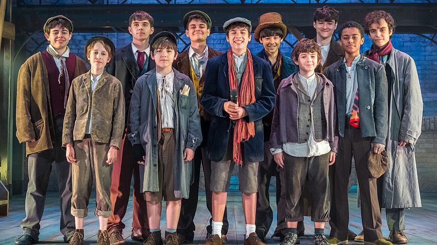 Gonzalo Pinillos junto a sus compañeros del musical 'Oliver Twist'