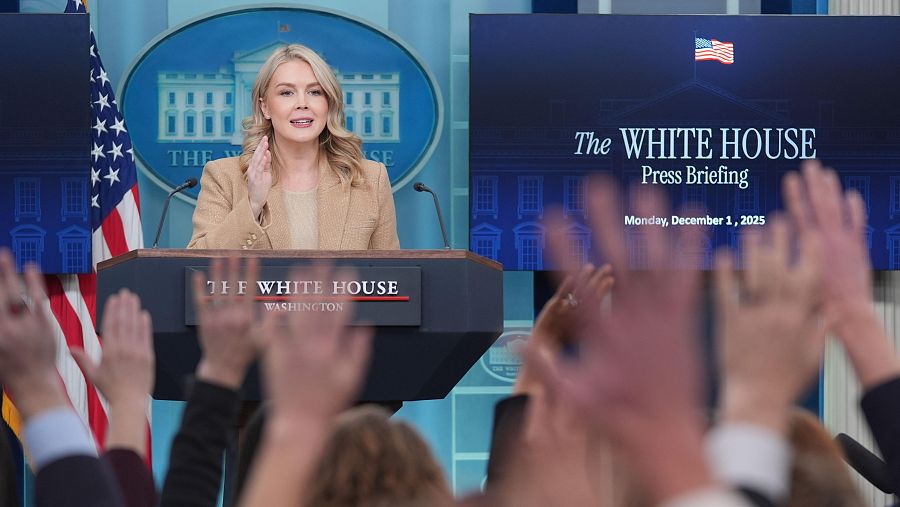 La secretaria de prensa de la Casa Blanca, Karoline Leavitt, habla durante una conferencia de prensa este lunes en la Casa Blanca