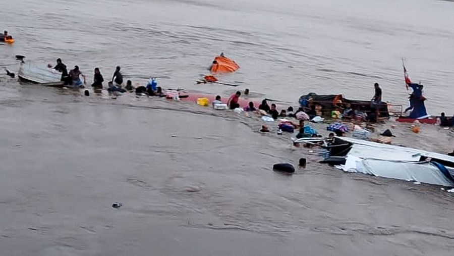 Un corrimiento de tierra ha afectado a dos naves amarradas en puerto y ha provocado víctimas mortales
