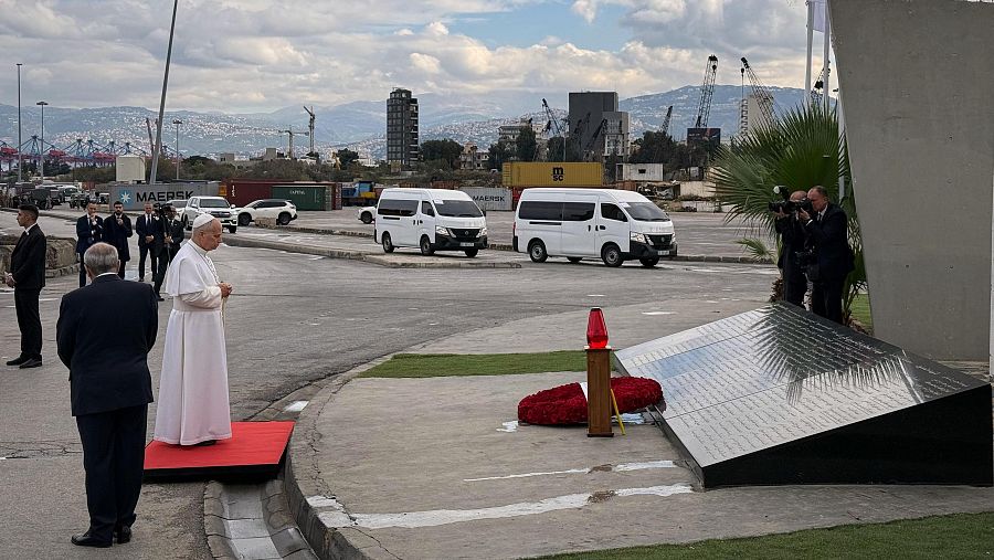 El papa reza ante el memorial por las víctimas de la explosión en el puerto de Beirut