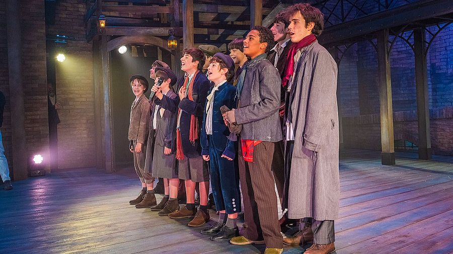Gonzalo Pinillos y sus compañeros del musical 'Oliver Twist'