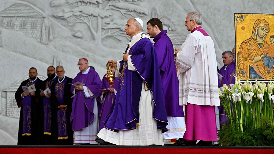 El papa oficia una misa en el paseo marítimo de Beirut ante 150.000 personas