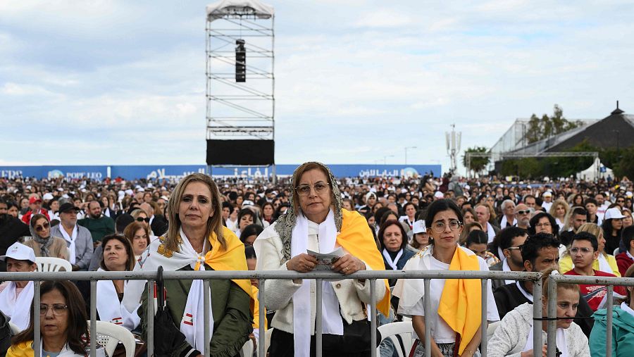 Fieles cristianos asisten a la misa oficiada por León XIV en el paseo marítimo de Beirut, Líbano