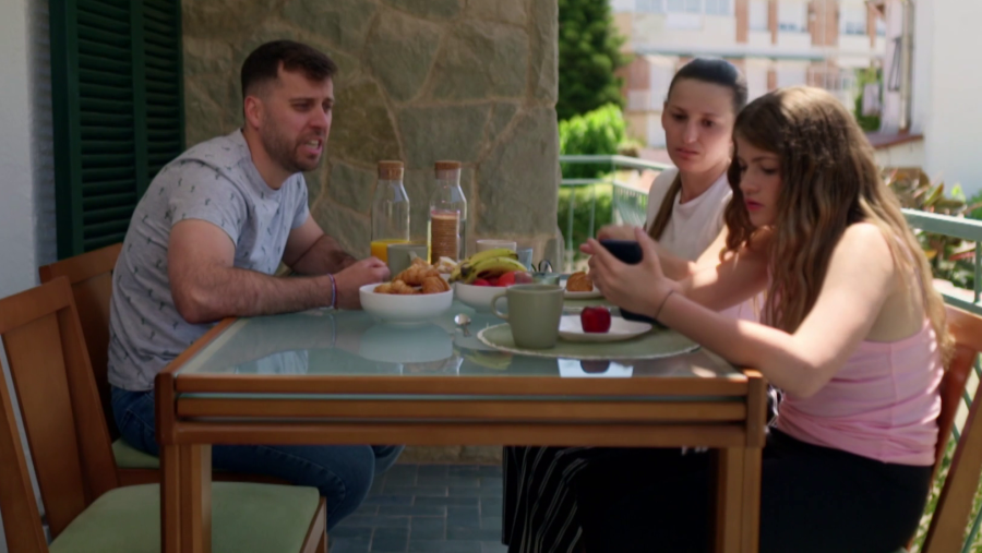 Amanda, junto a sus padres, aborda la presencia de contenidos perjudiciales en redes sociales