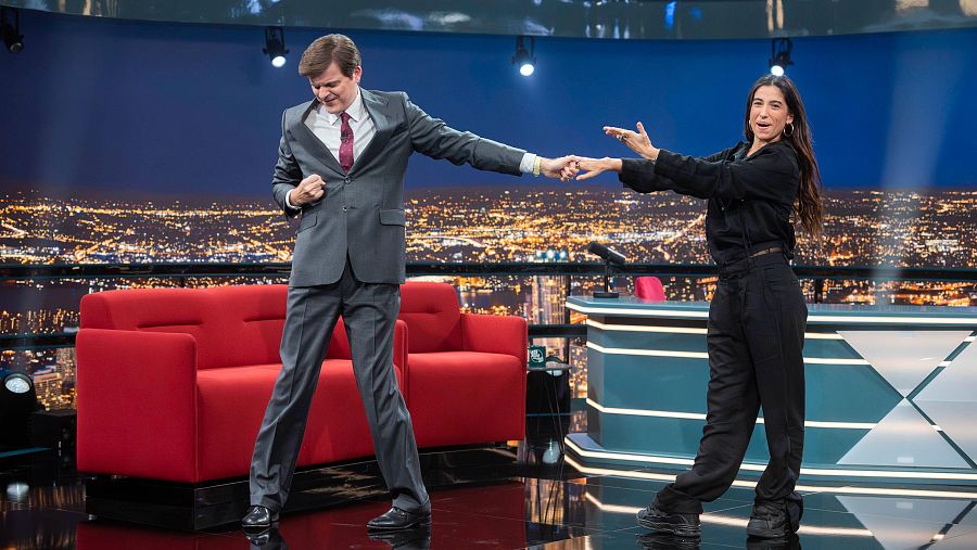 Carolina Yuste visita el plató de 'Late Xou' con Marc Giró