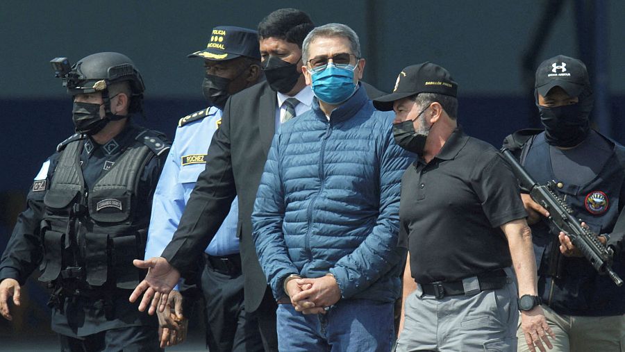 El expresidente de Honduras Juan Orlando Hernández durante su extradición a Estados Unidos el 21 de abril de 2022