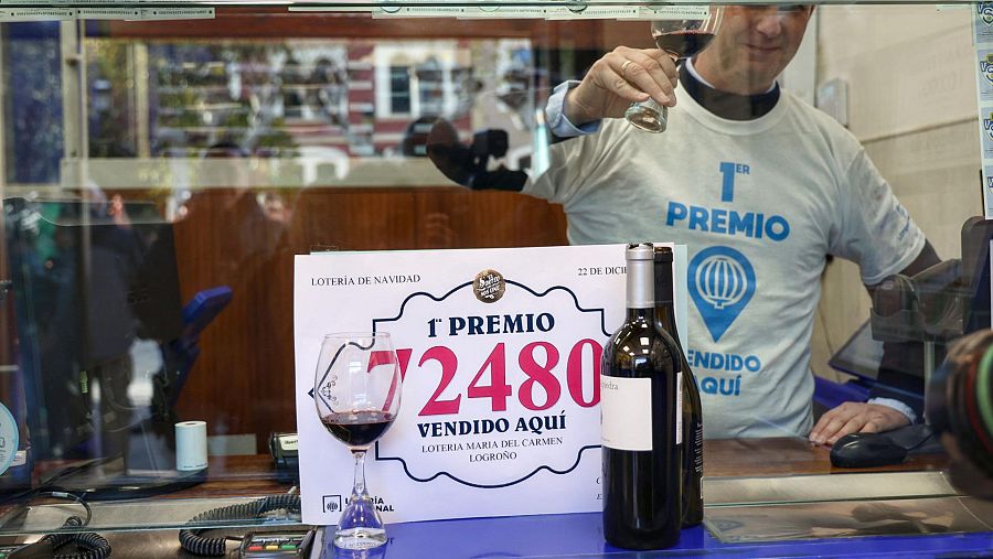 Una administración loteria de Logroño celebra haber reparido el Gordo de la Lotería de Navidad de 2024