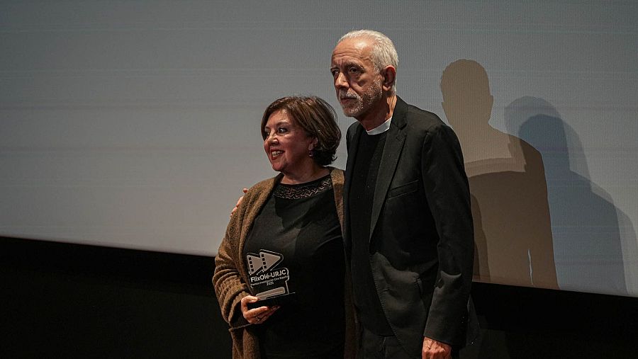 Conxita Casanovas, tras recibir su premio de manos de Fernando Trueba