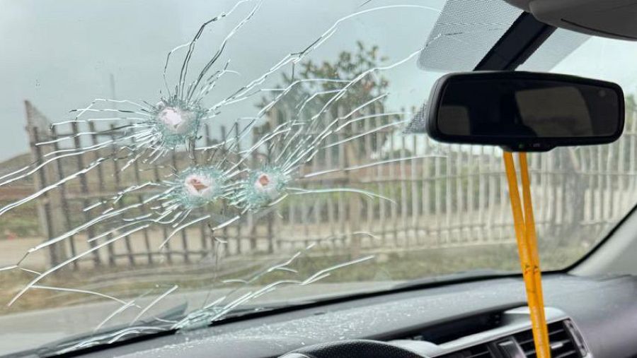 Así ha quedado el vehículo en el que viajaba el candidato por la Presidencia de Perú, Rafael Belaúnde Llosa, herido después de sufrir un atentado en su contra este martes en Lima