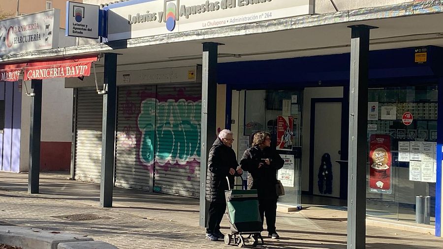 El local ubicado en el número 44 de la calle La del Manojo de Rosas es uno de los miles de administraciones anónimas.