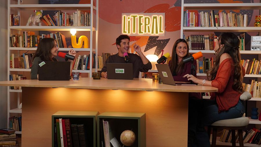 La mesa de 'Literal' aborda el problema del consumismo.