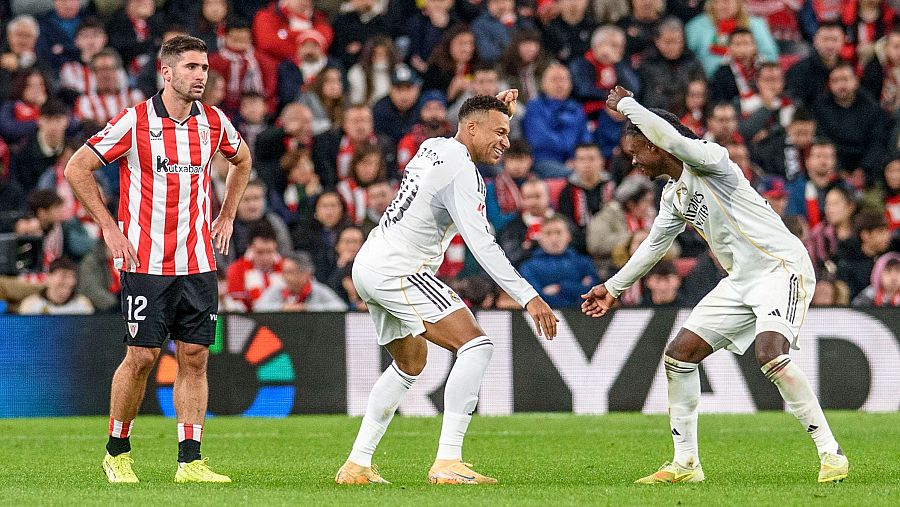 Mbappé celebra con Camavinga el 2-0 ante el Athletic.