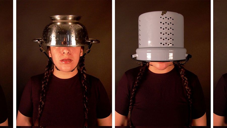 Protección familiar (Tania Candiani, 2004)