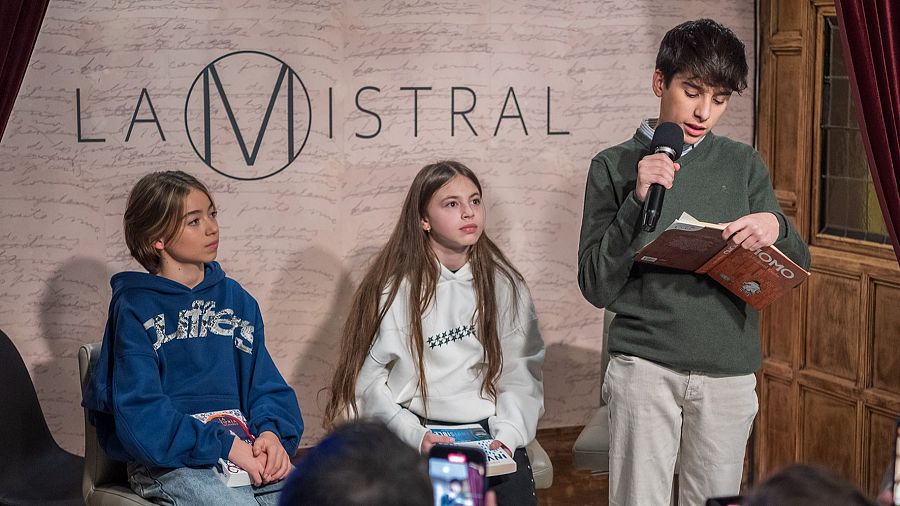 Gonzalo Pinillos junto a sus bailarines Álex Garrido y Daniela Valladolid