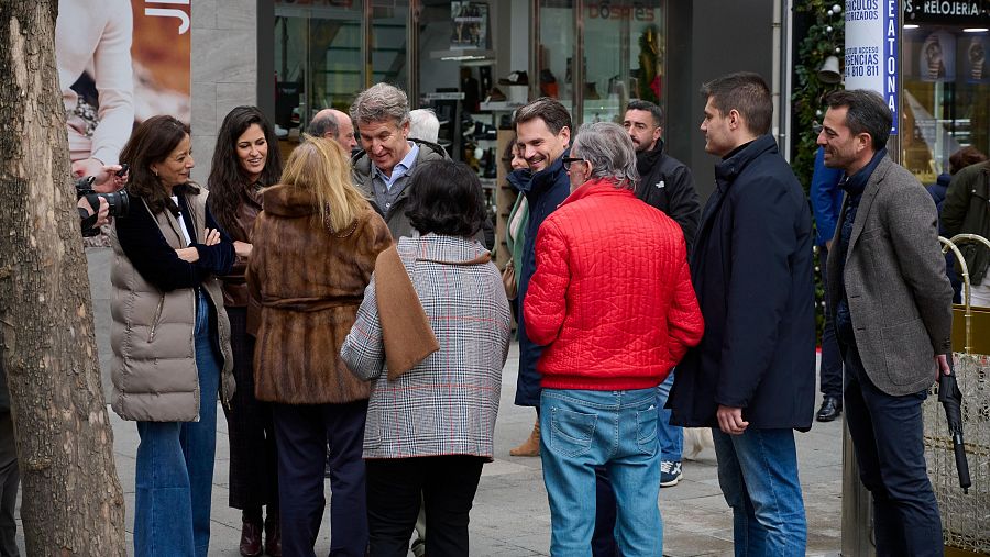 Feijóo junto a la alcaldesa de Don Benito y parte de su equipo hablando con unas vecinas de la localidad