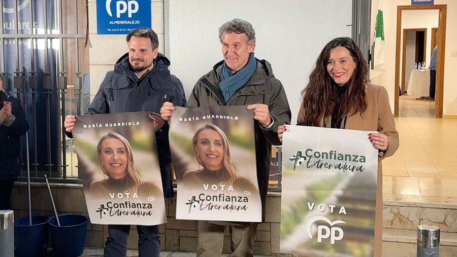 Feijóo pega el cartel de María Guardiola en la sede del PP de Almendralejo, Badajoz
